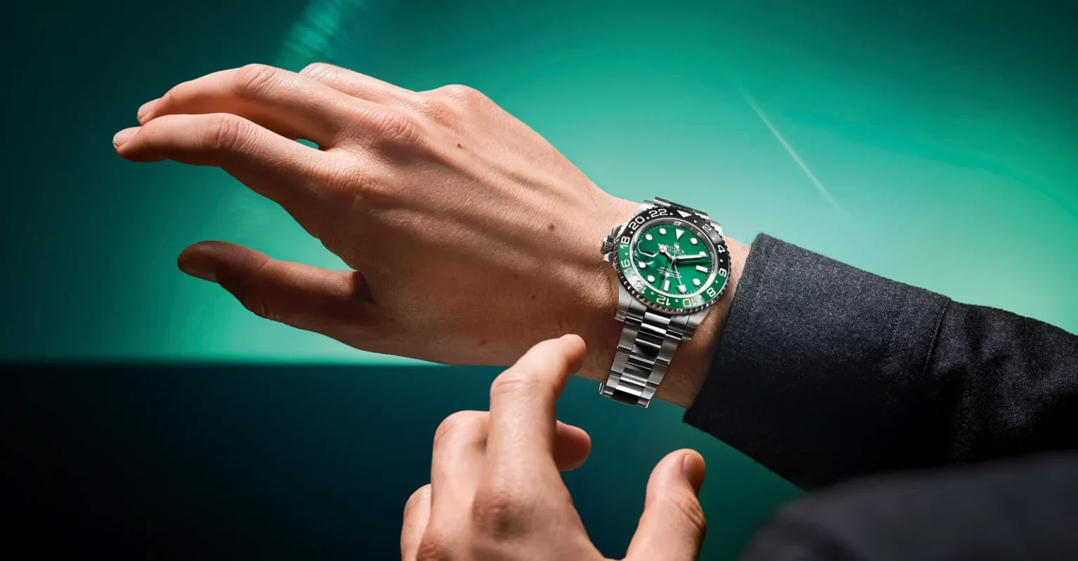Uhr mit grünem Zifferblatt am Handgelenk