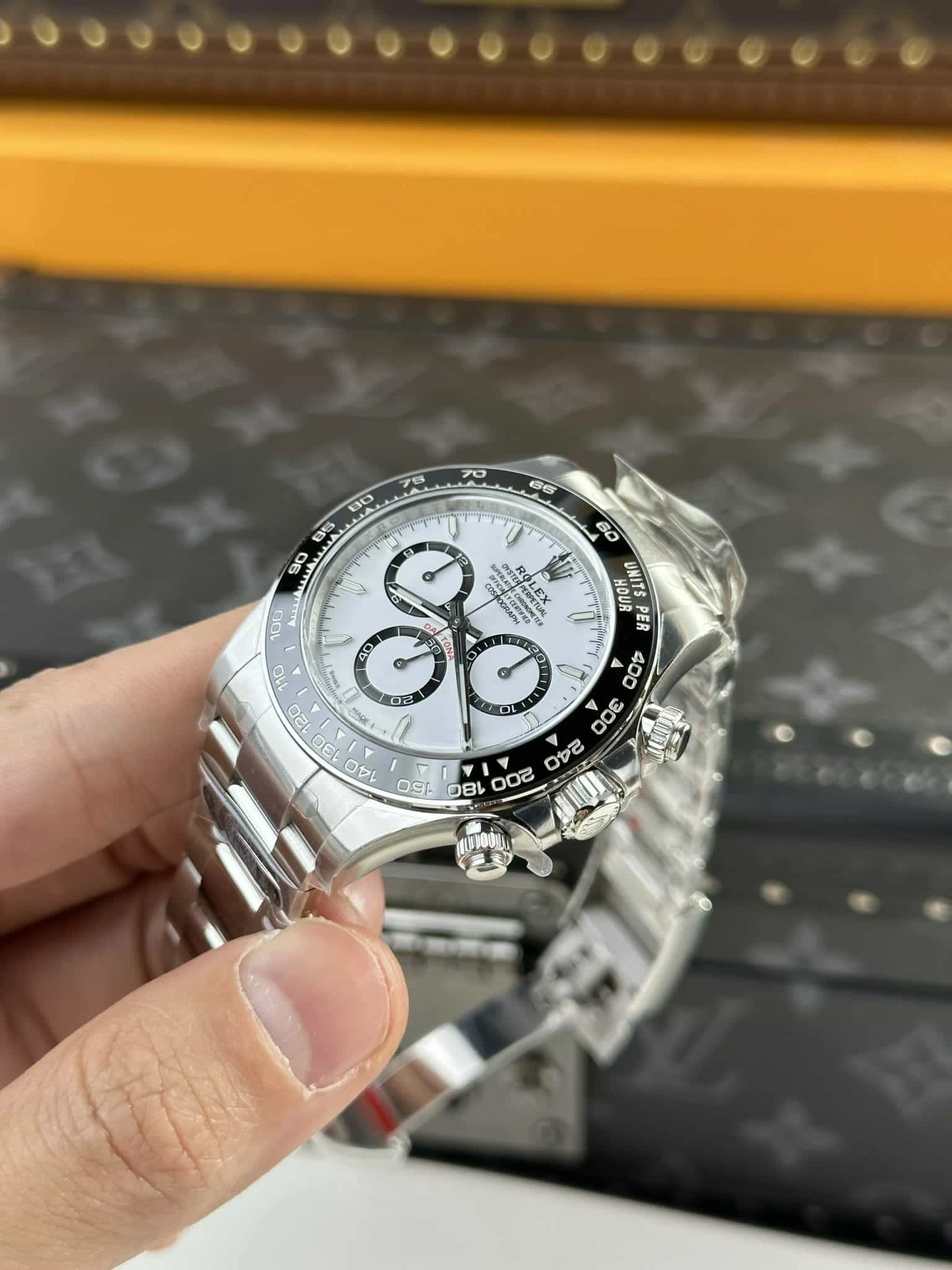 Superclone Daytona "Panda" weißes Zifferblatt 126500LN Schrägansicht