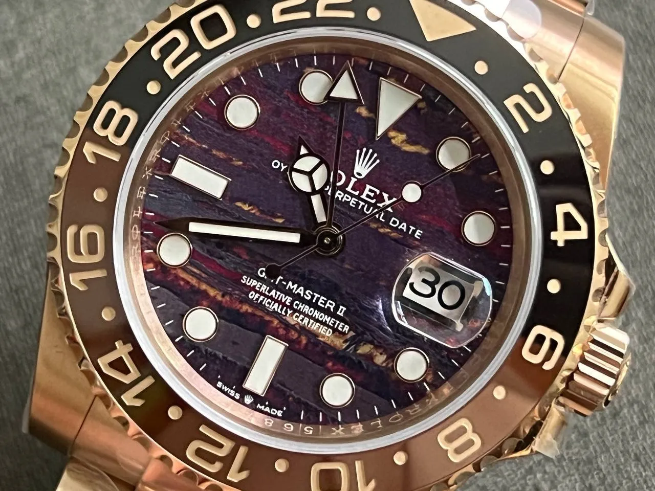 Superclone GMT-Master II 126715CHNR Tigereisen Zifferblatt Alternate Angle