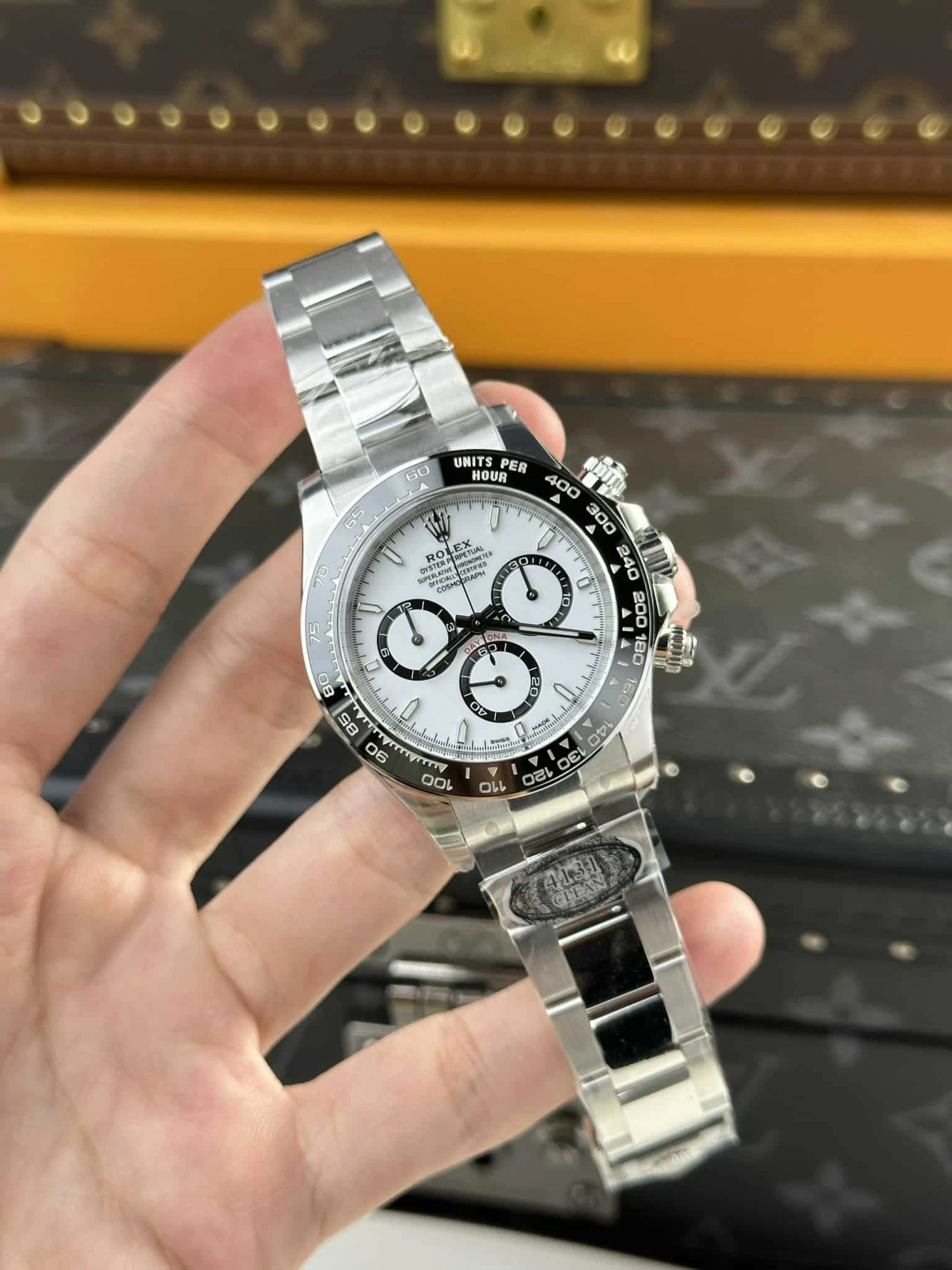 Superclone Daytona "Panda" weißes Zifferblatt 126500LN Perspektivansicht