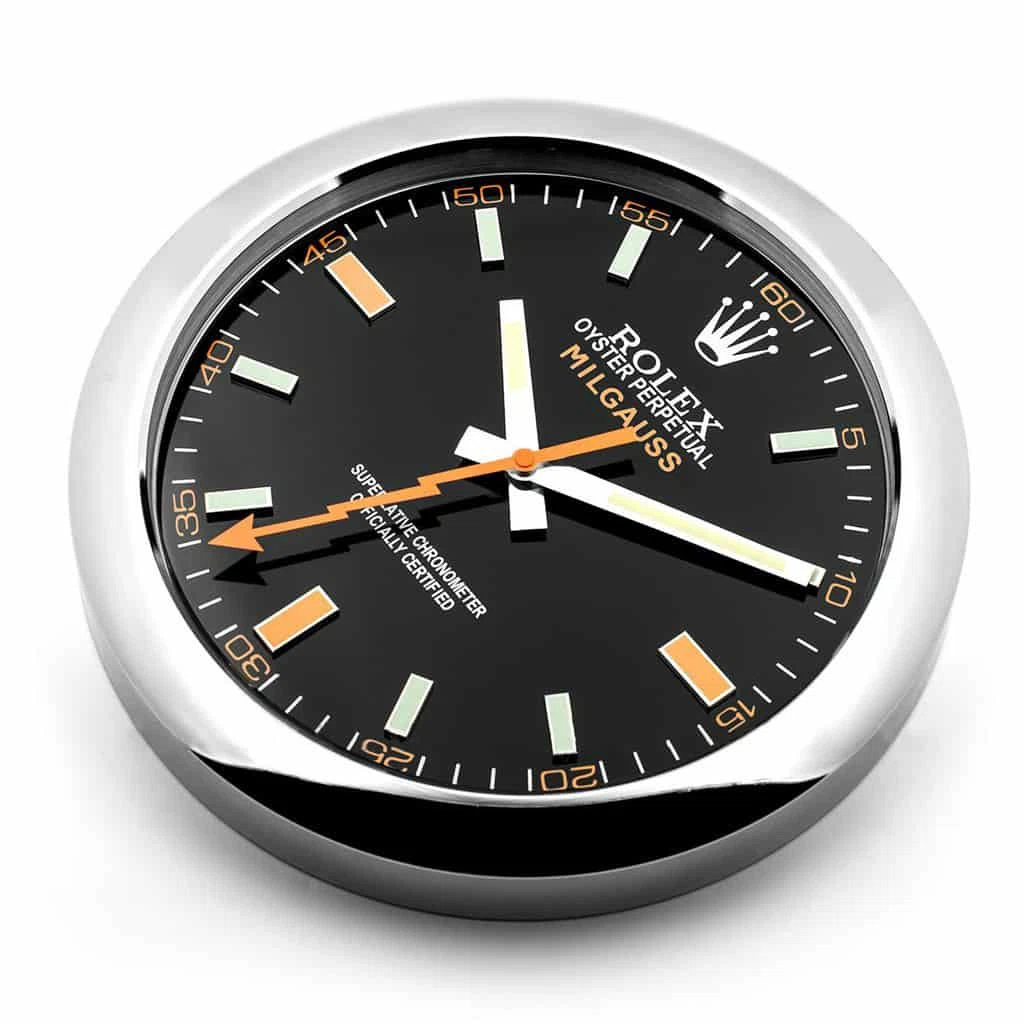 Wanduhr – MILGAUSS Schwarz/Orange Perspektivansicht