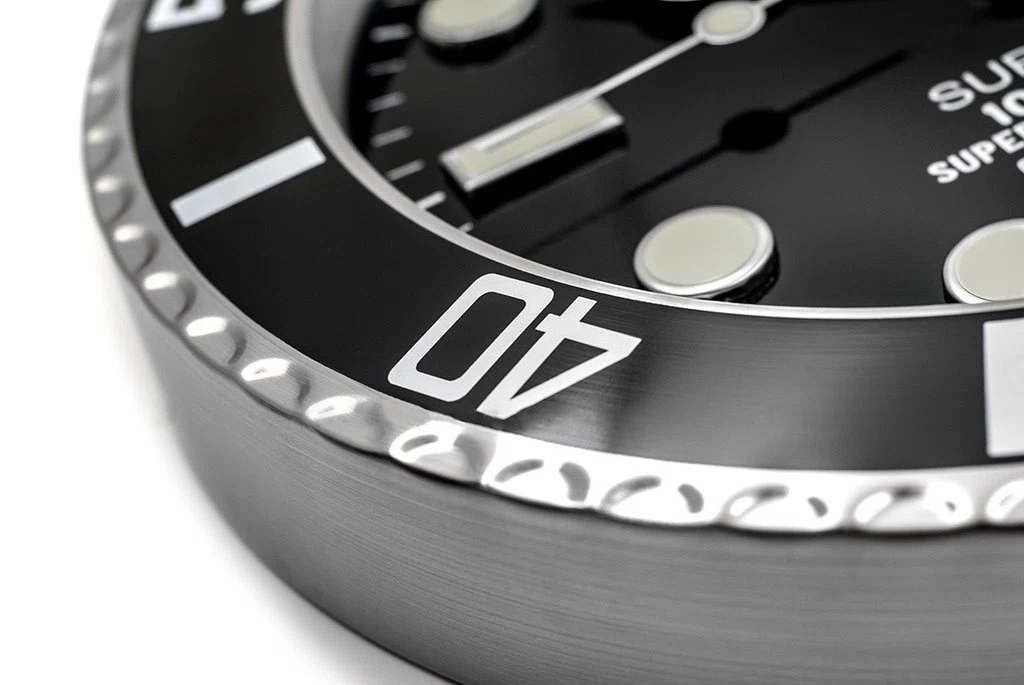 Wanduhr – “XL” SUBMARINER Nahaufnahme