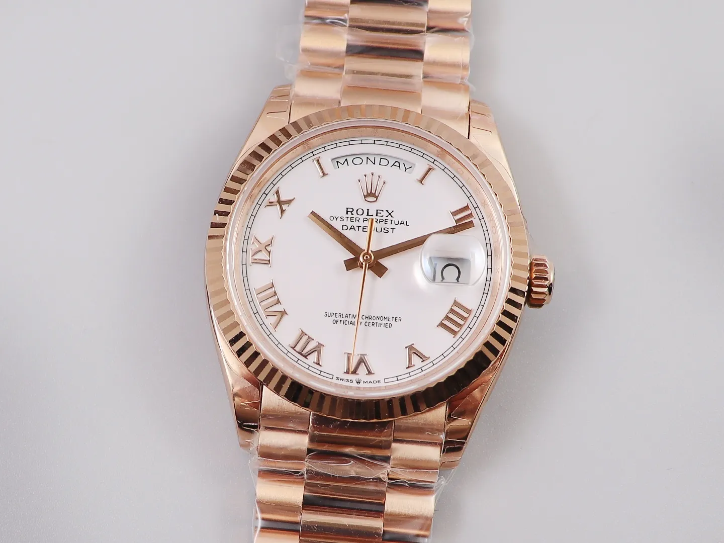 Day-Date weißes Zifferblatt Geriffelt Lünette Presidential Zifferblatt