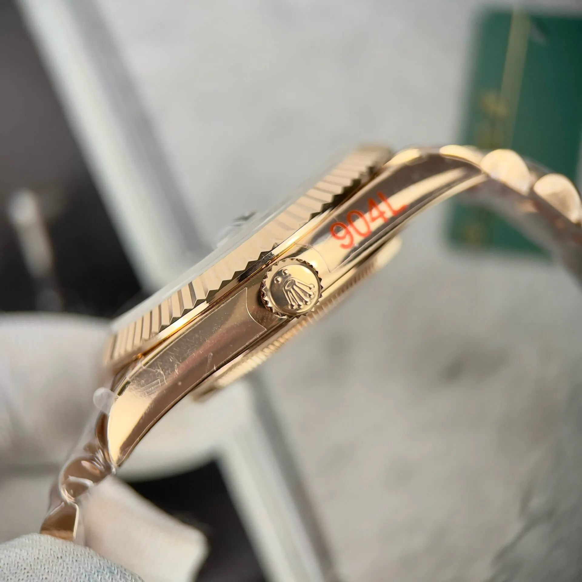 Day-Date. olivfarbenes Zifferblatt Geriffelt Lünette Roségold Presidential Armband