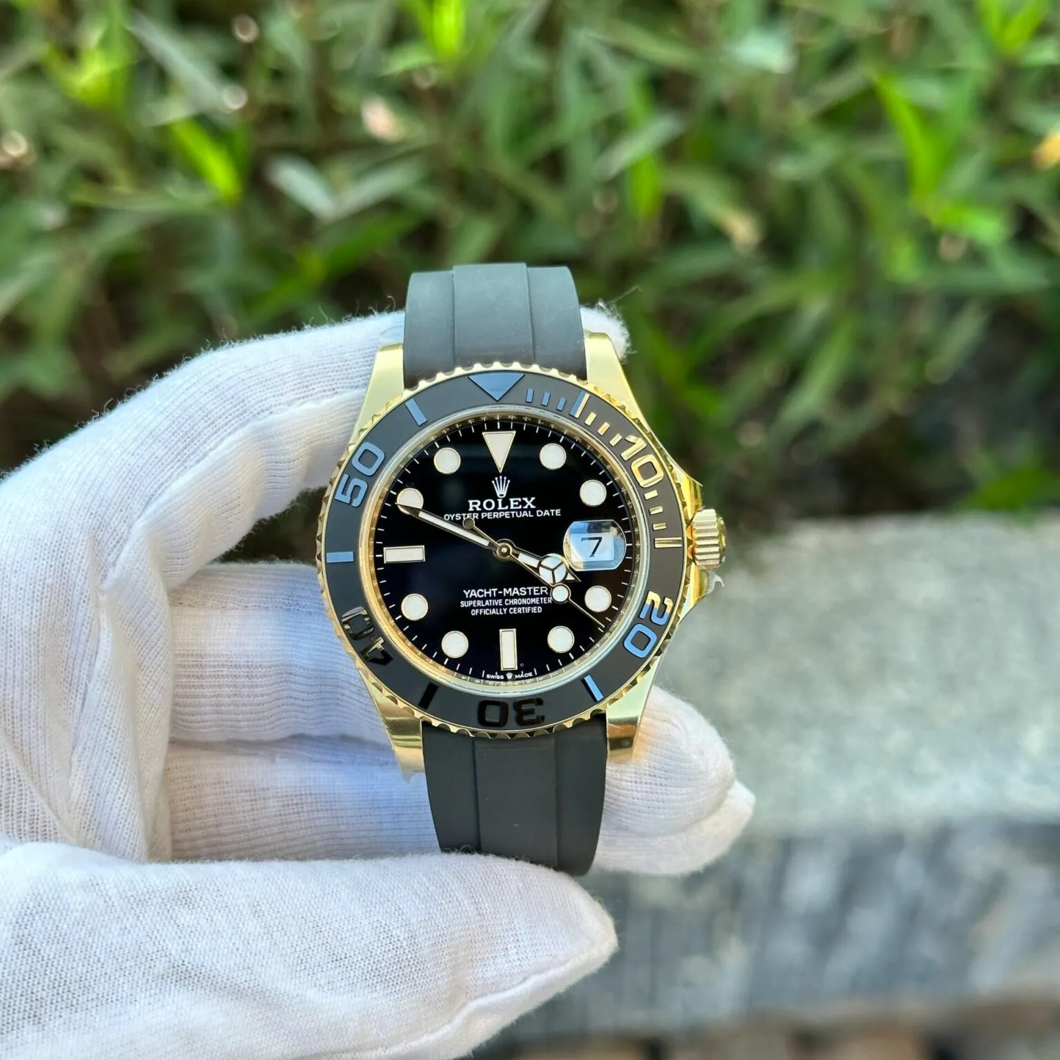 Yacht-Master schwarzes Zifferblatt Gelbgold Oysterflex Armband