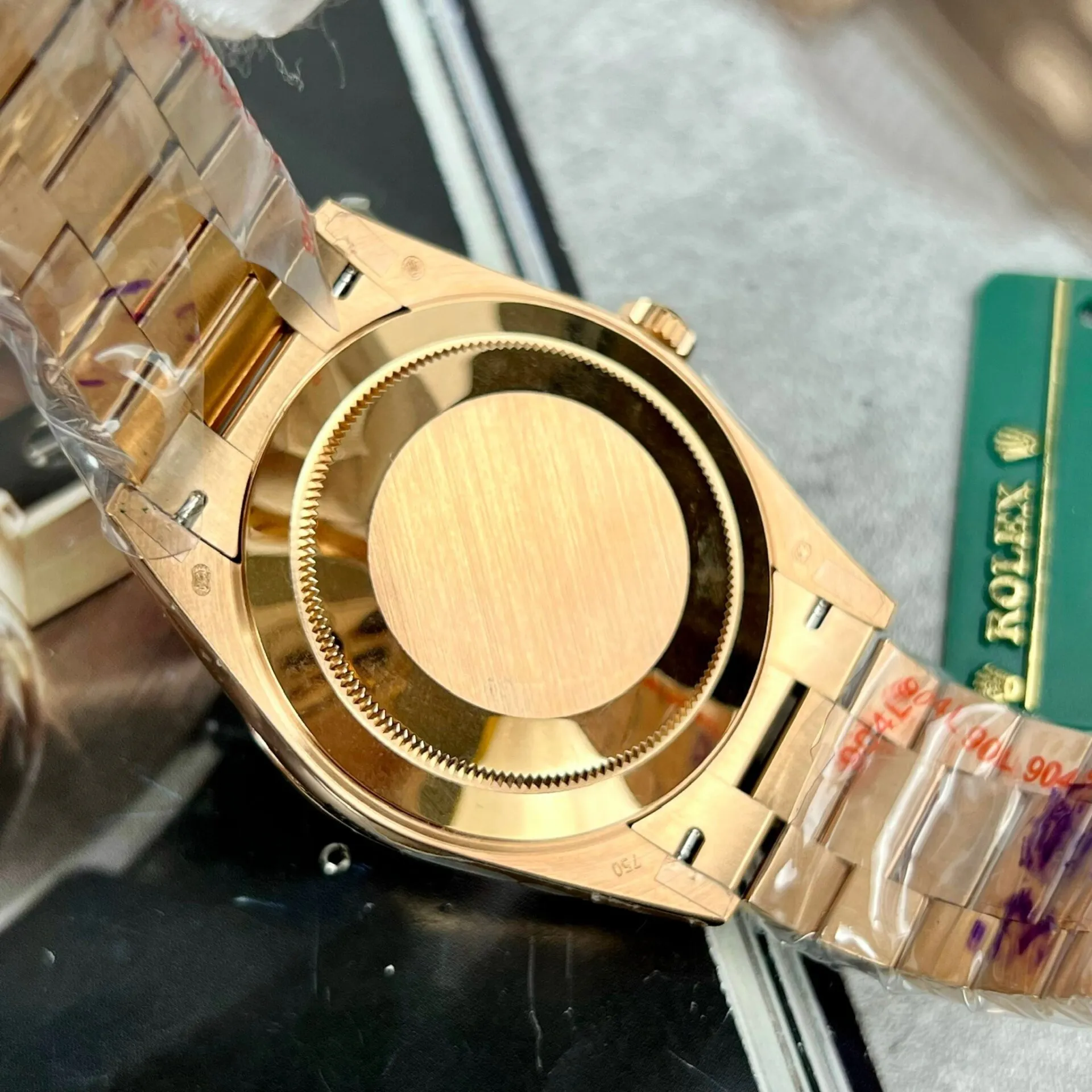 Day-Date. olivfarbenes Zifferblatt Geriffelt Lünette Roségold Presidential Armband