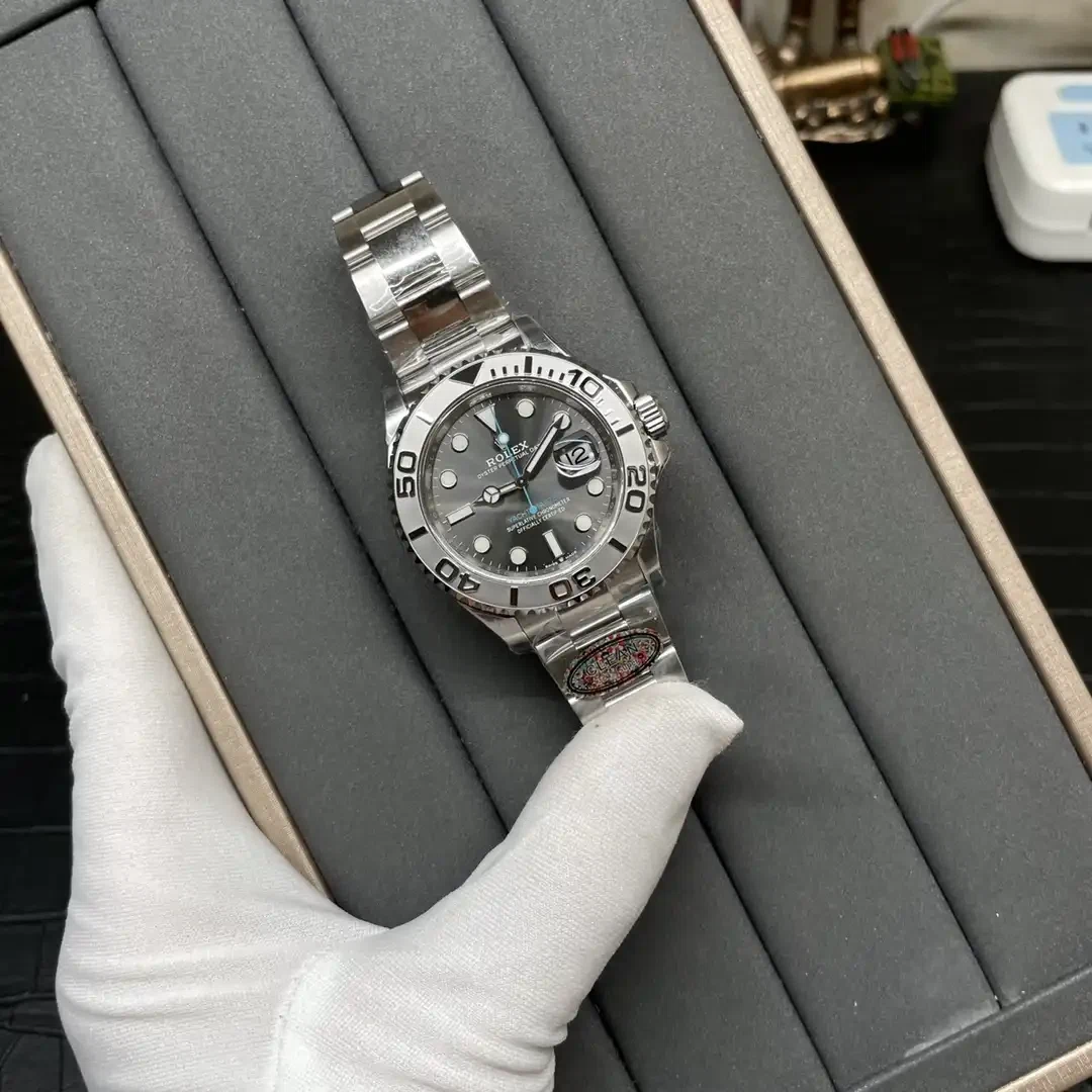 Superclone Yacht-Master rhodiumfarbenes Zifferblatt 126622 Perspektivansicht
