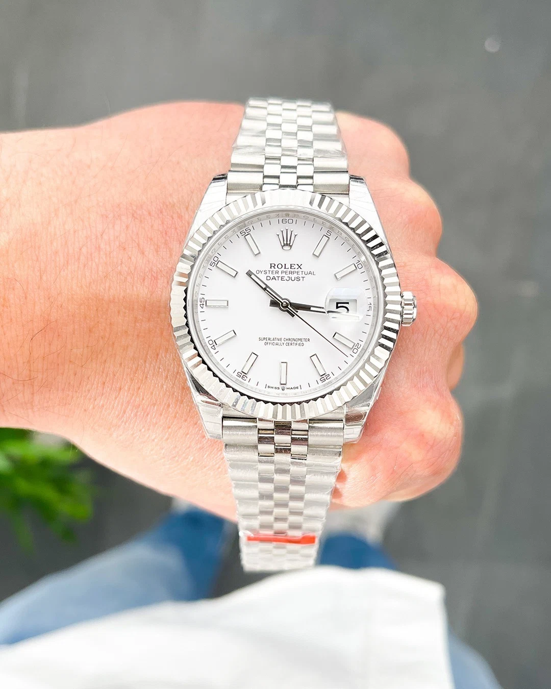 Datejust weißes Zifferblatt 126334 Jubilee Geriffelt Nahaufnahme