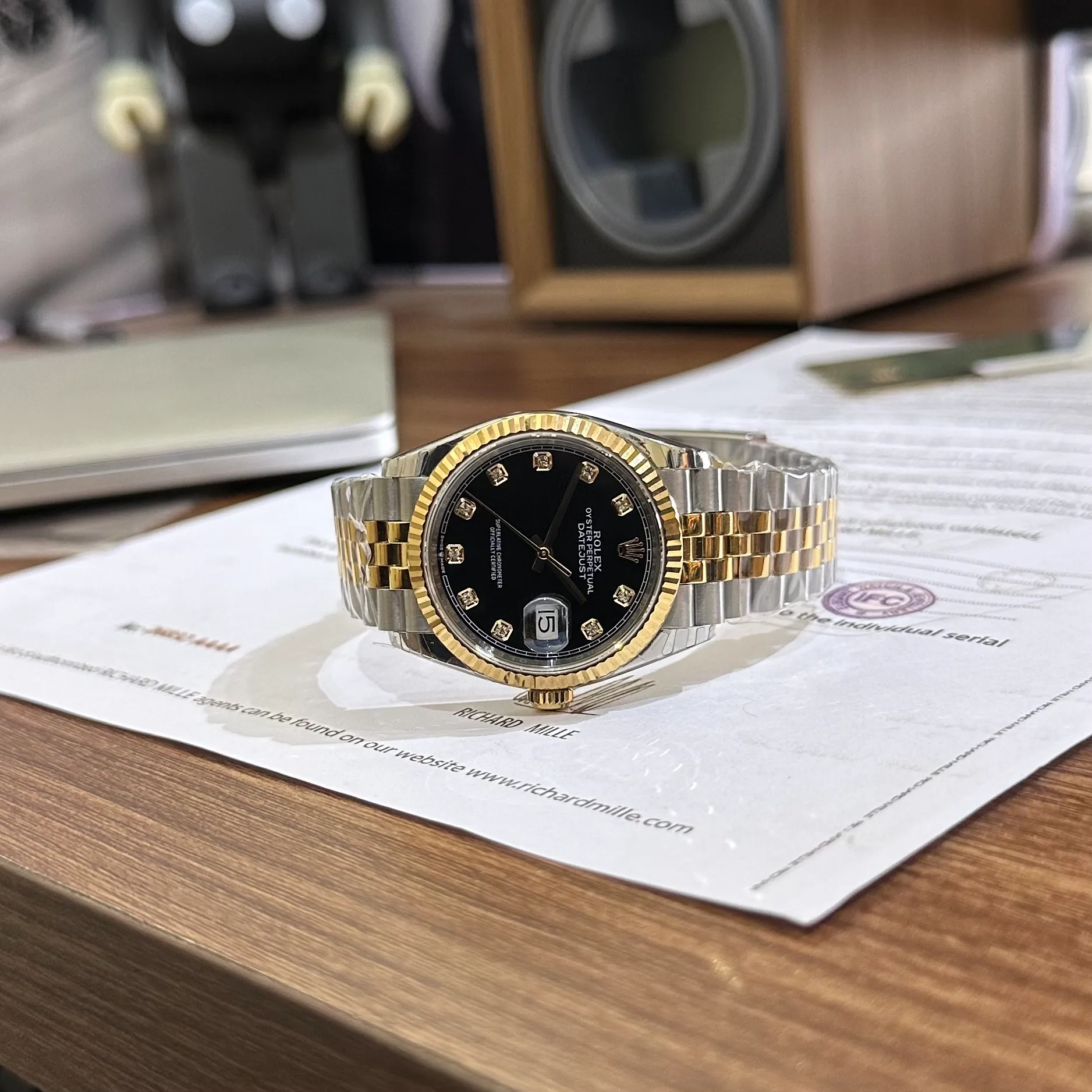 Datejust schwarzes Zifferblatt Geriffelt Lünette Two Toned Jubilee Armband