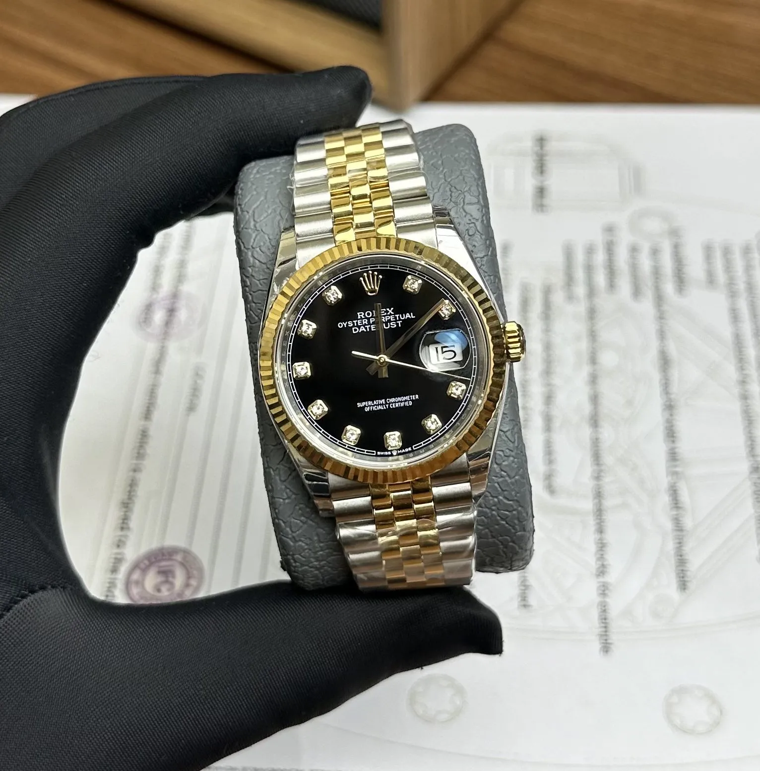 Datejust schwarzes Zifferblatt Geriffelt Lünette Two Toned Jubilee Armband