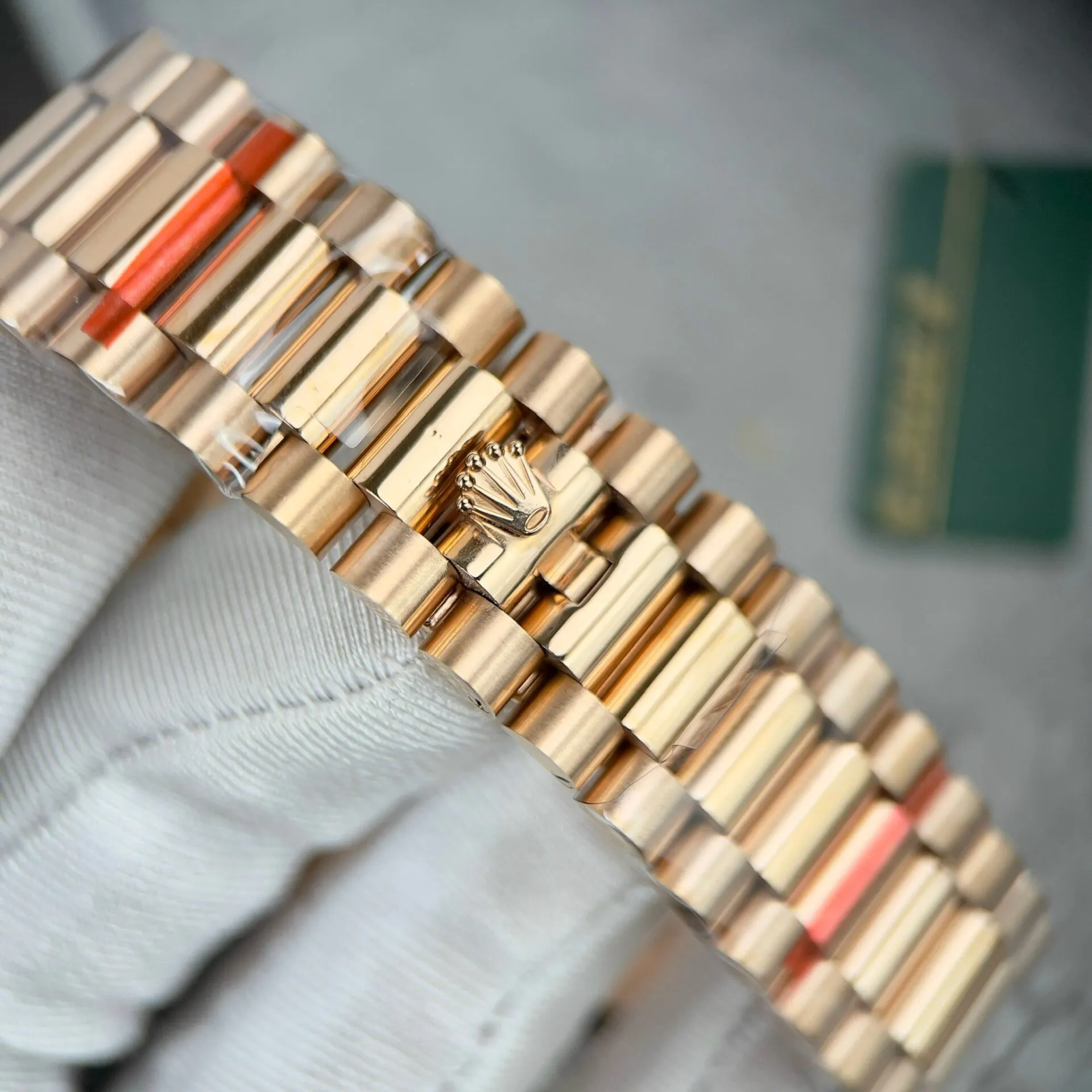 Day-Date. olivfarbenes Zifferblatt Geriffelt Lünette Roségold Presidential Armband