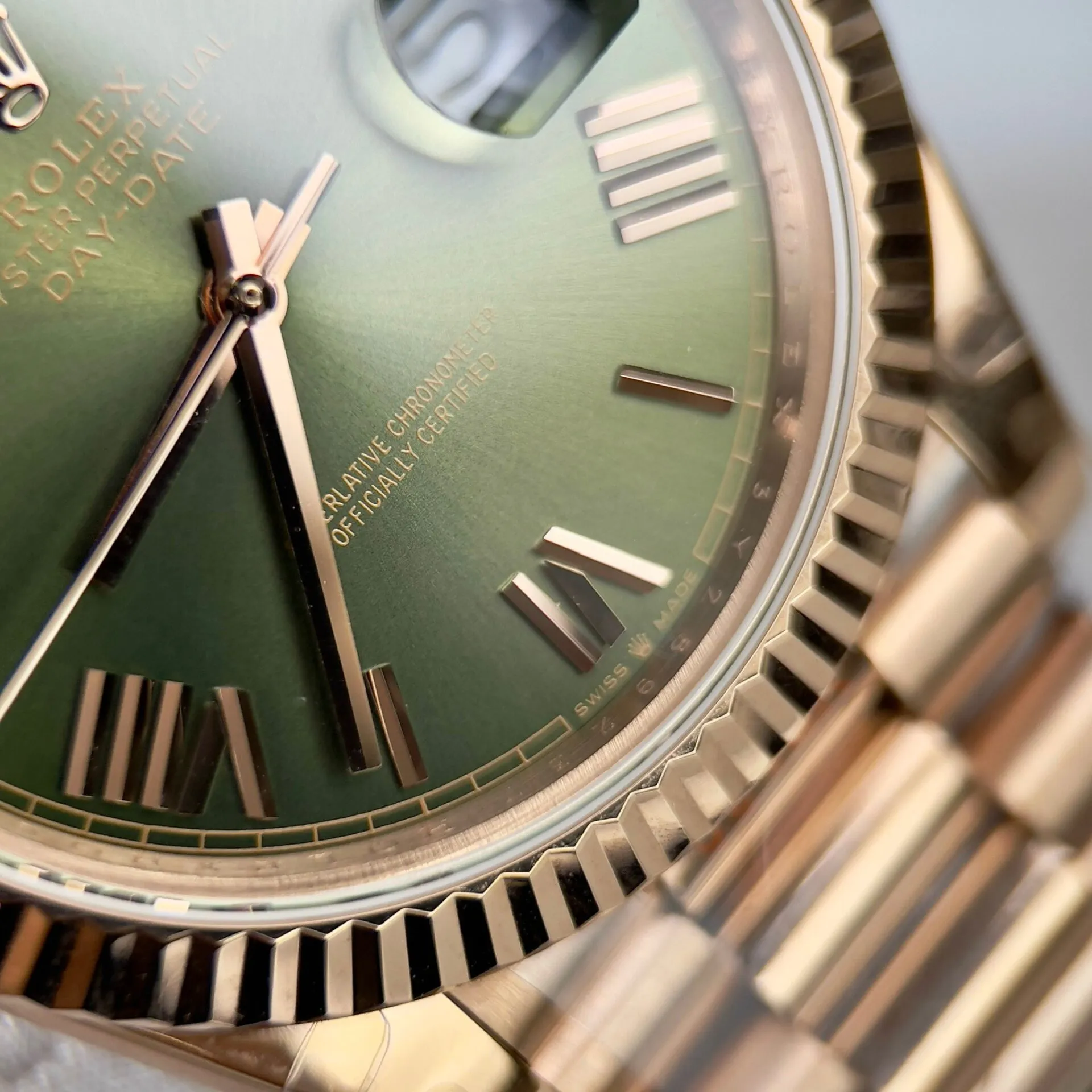 Day-Date. olivfarbenes Zifferblatt Geriffelt Lünette Roségold Presidential Armband