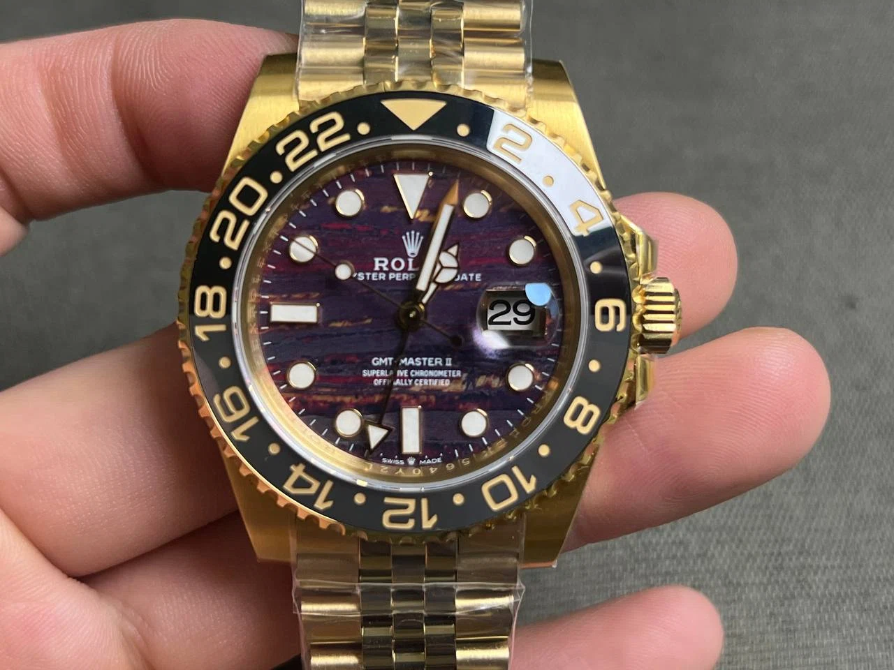 Superclone GMT-Master II 126718GRNR Tigereisen Zifferblatt Schrägansicht
