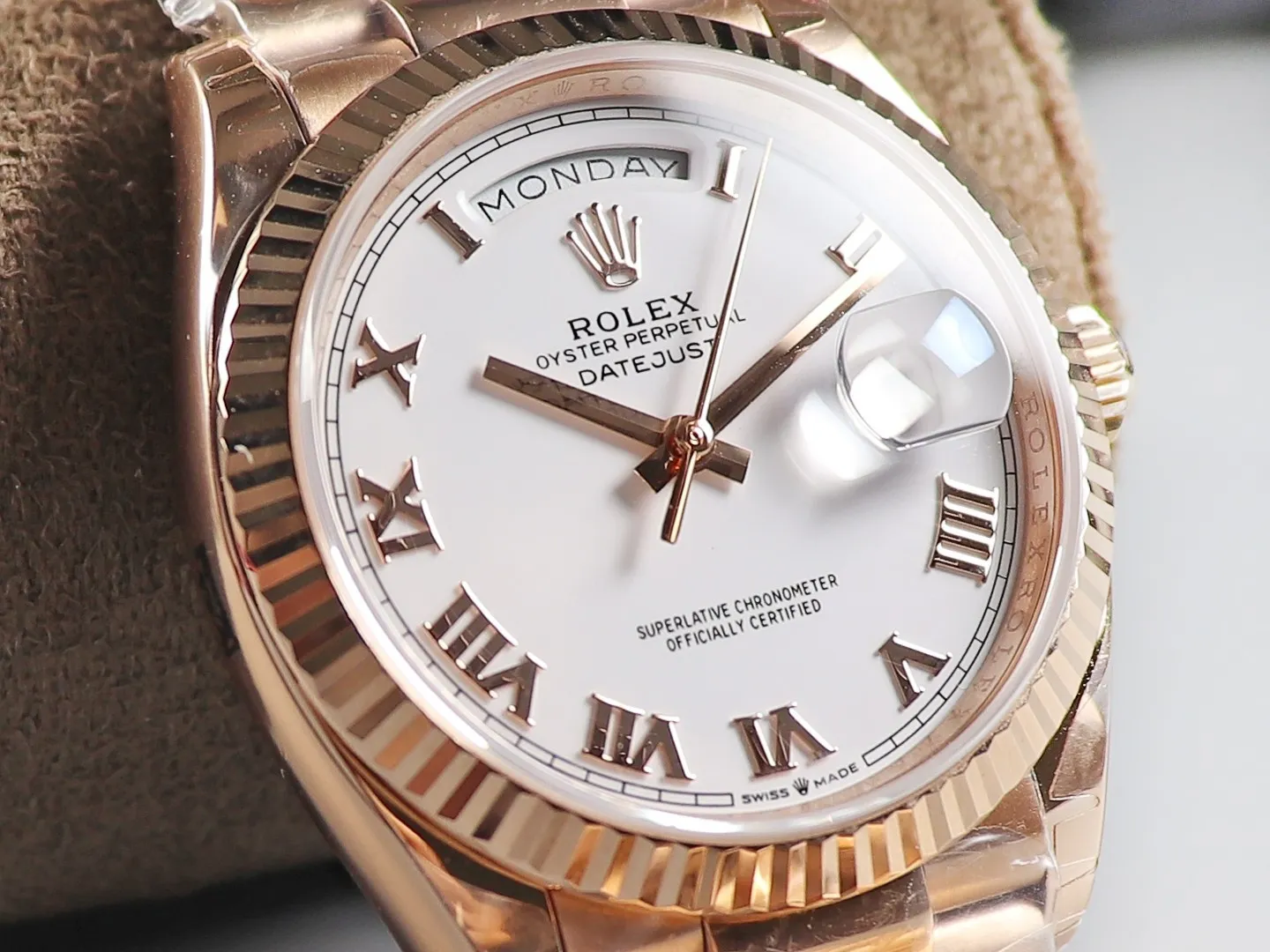 Day-Date weißes Zifferblatt Geriffelt Lünette Presidential Zifferblatt