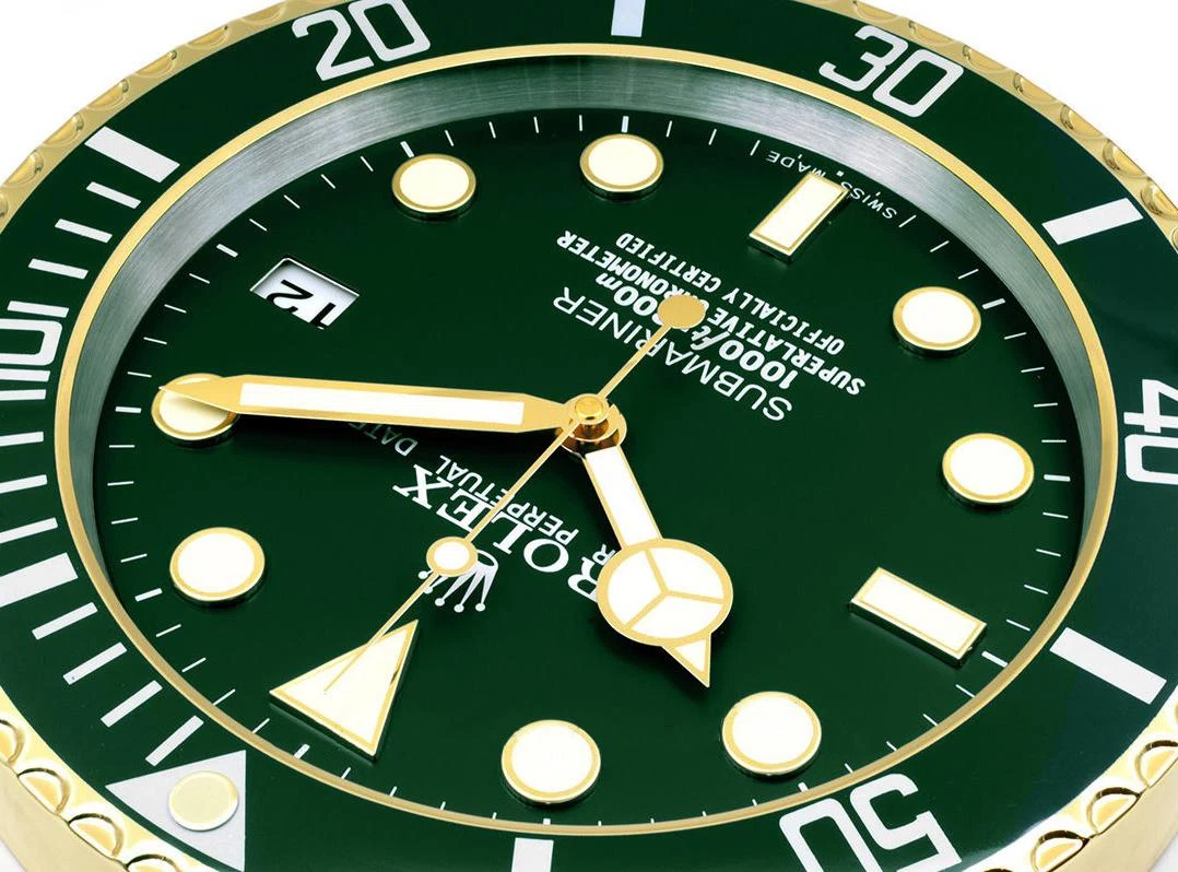 Wanduhr – SUBMARINER Grün Gold Schrägansicht