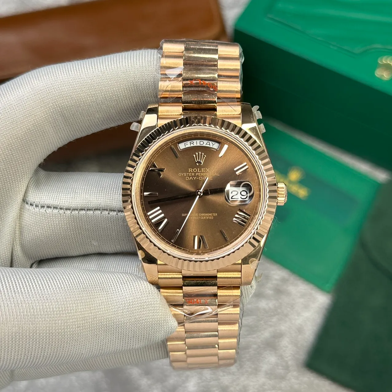 Day-Date schokoladenbraunes Zifferblatt Geriffelt Lünette Roségold Presidential Armband