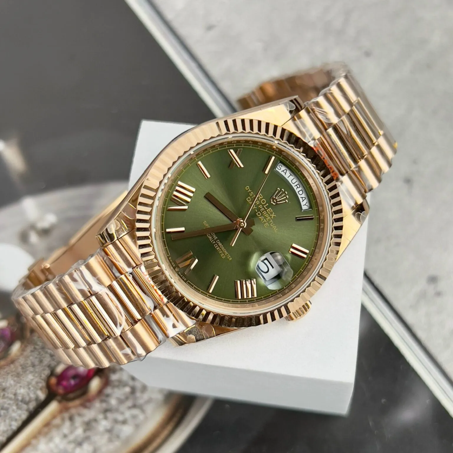 Day-Date. olivfarbenes Zifferblatt Geriffelt Lünette Roségold Presidential Armband