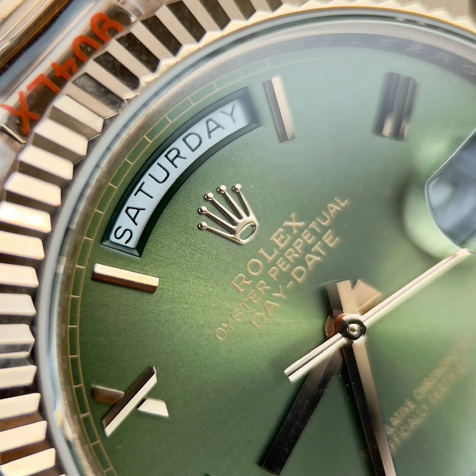 Day-Date. olivfarbenes Zifferblatt Geriffelt Lünette Roségold Presidential Armband