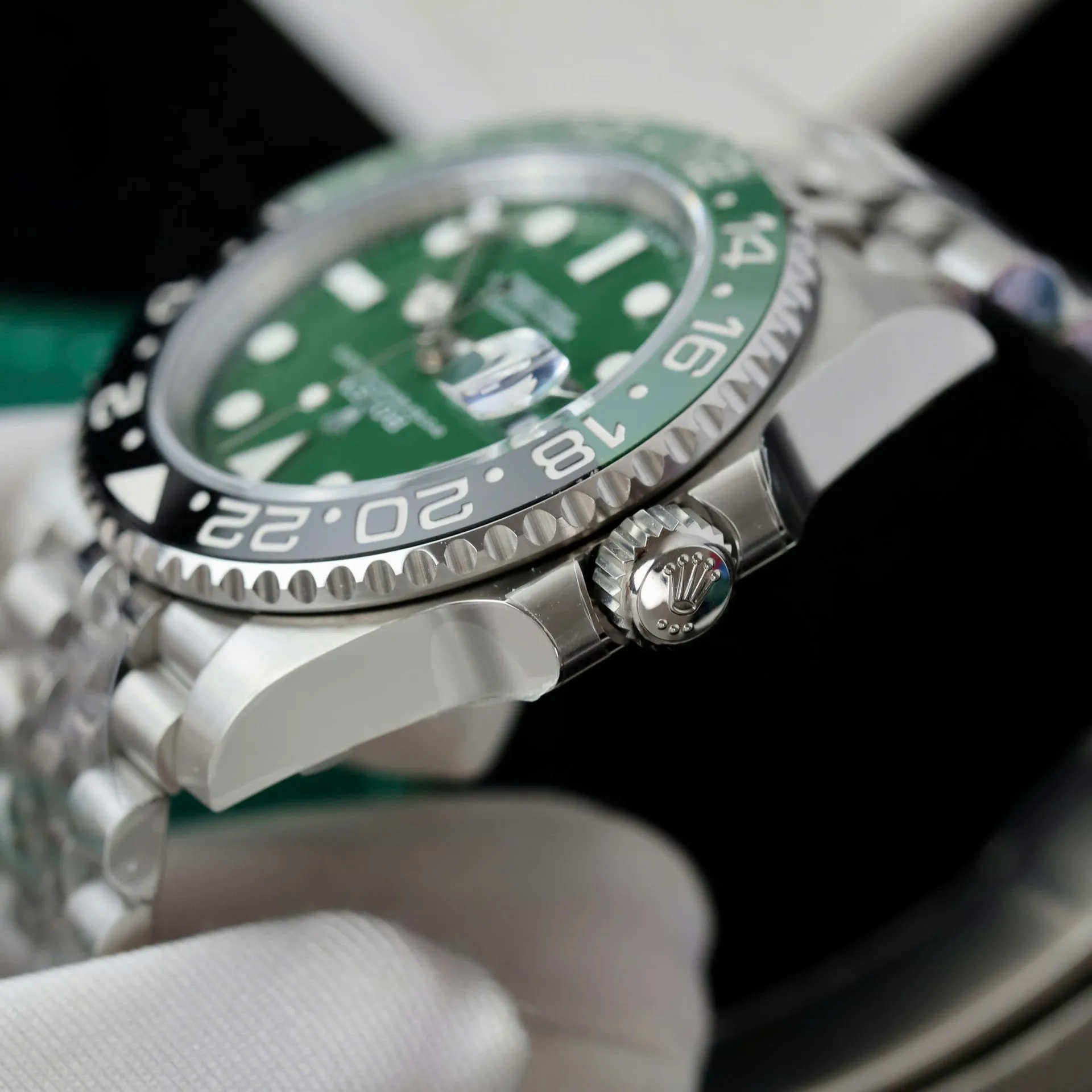 Superclone GMT-Master II 126729VTNR Jubilee “Absinthe” Alternate Angle