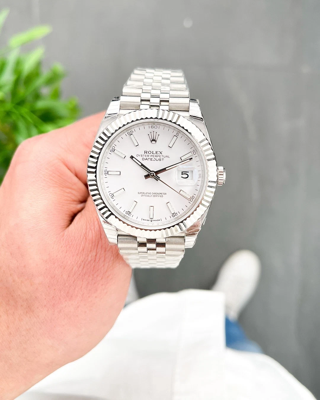 Datejust weißes Zifferblatt 126334 Jubilee Geriffelt Perspektivansicht