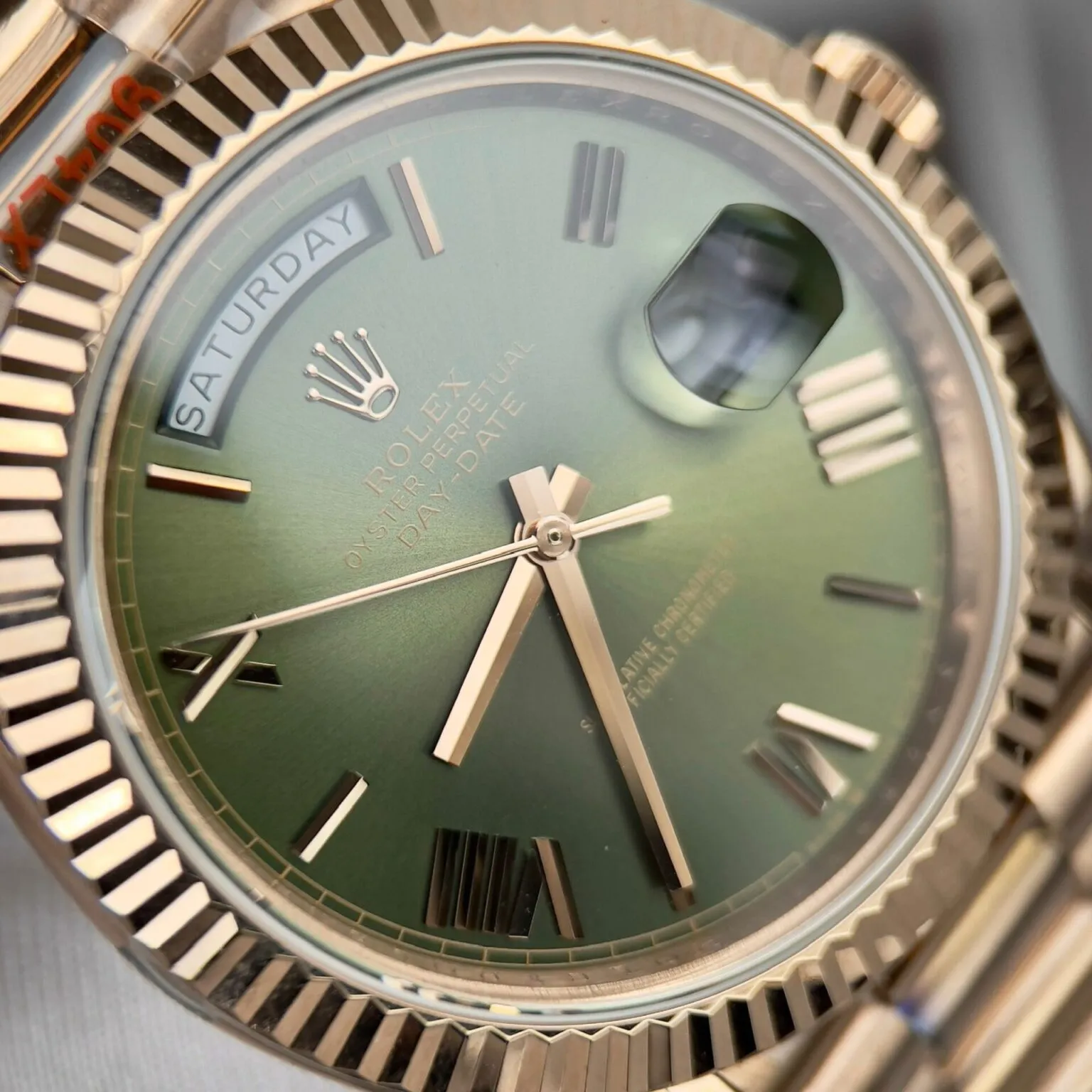 Day-Date. olivfarbenes Zifferblatt Geriffelt Lünette Roségold Presidential Armband