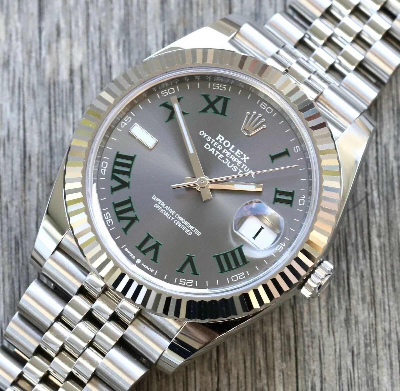 Superclone Datejust rhodiumfarbenes Zifferblatt 126334 "Wimbledon" Geriffelt / Jubilee Perspektivansicht