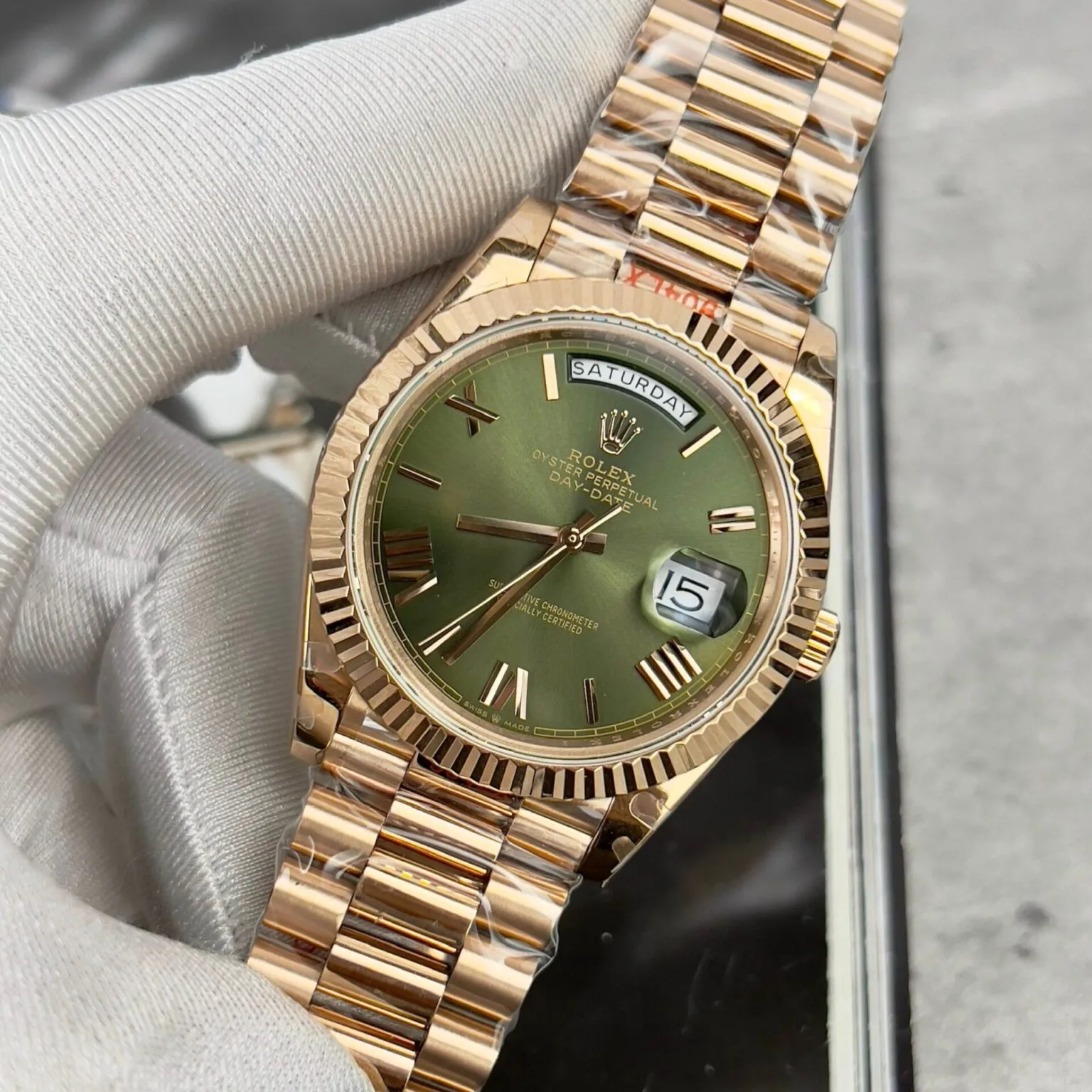 Day-Date. olivfarbenes Zifferblatt Geriffelt Lünette Roségold Presidential Armband