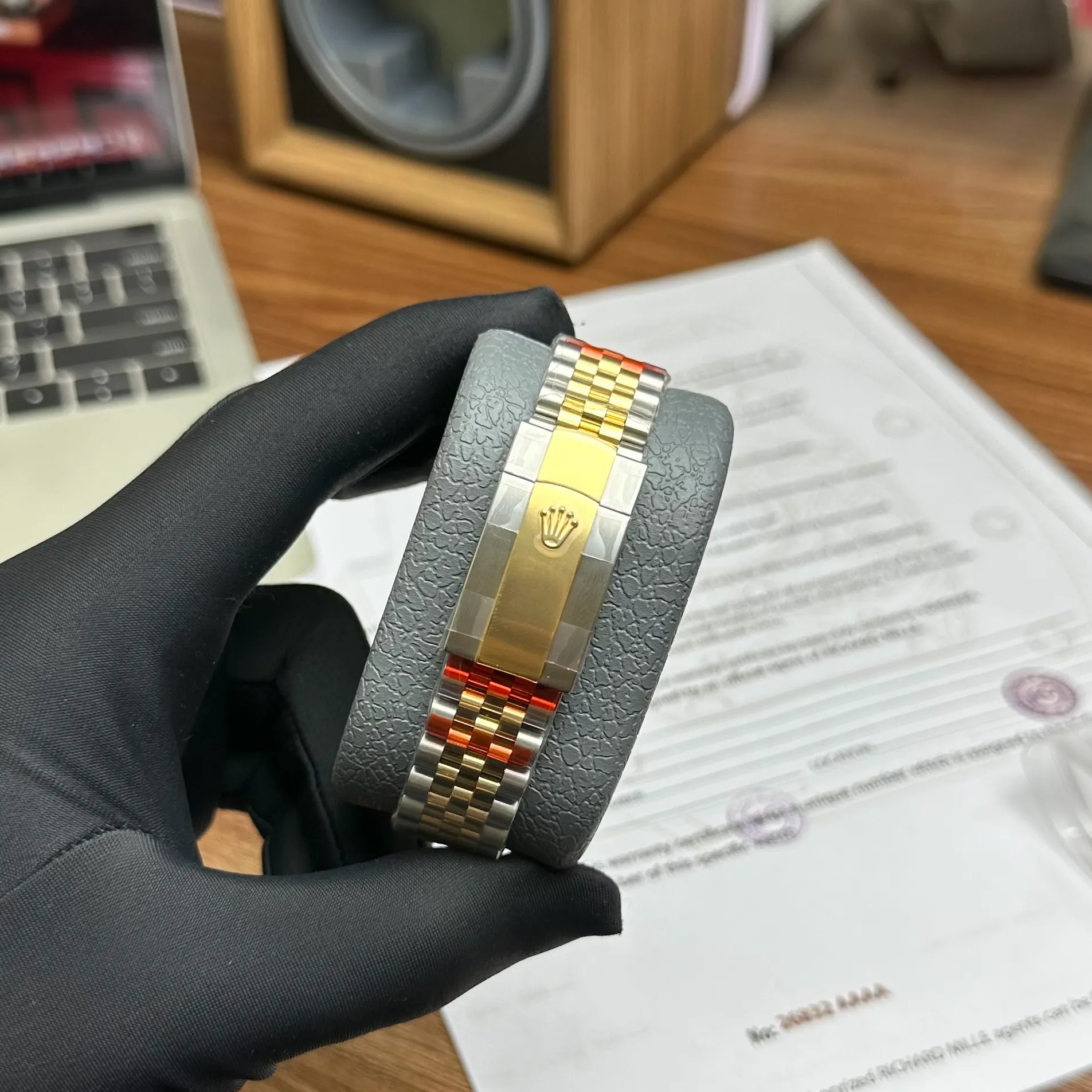 Datejust schwarzes Zifferblatt Geriffelt Lünette Two Toned Jubilee Armband