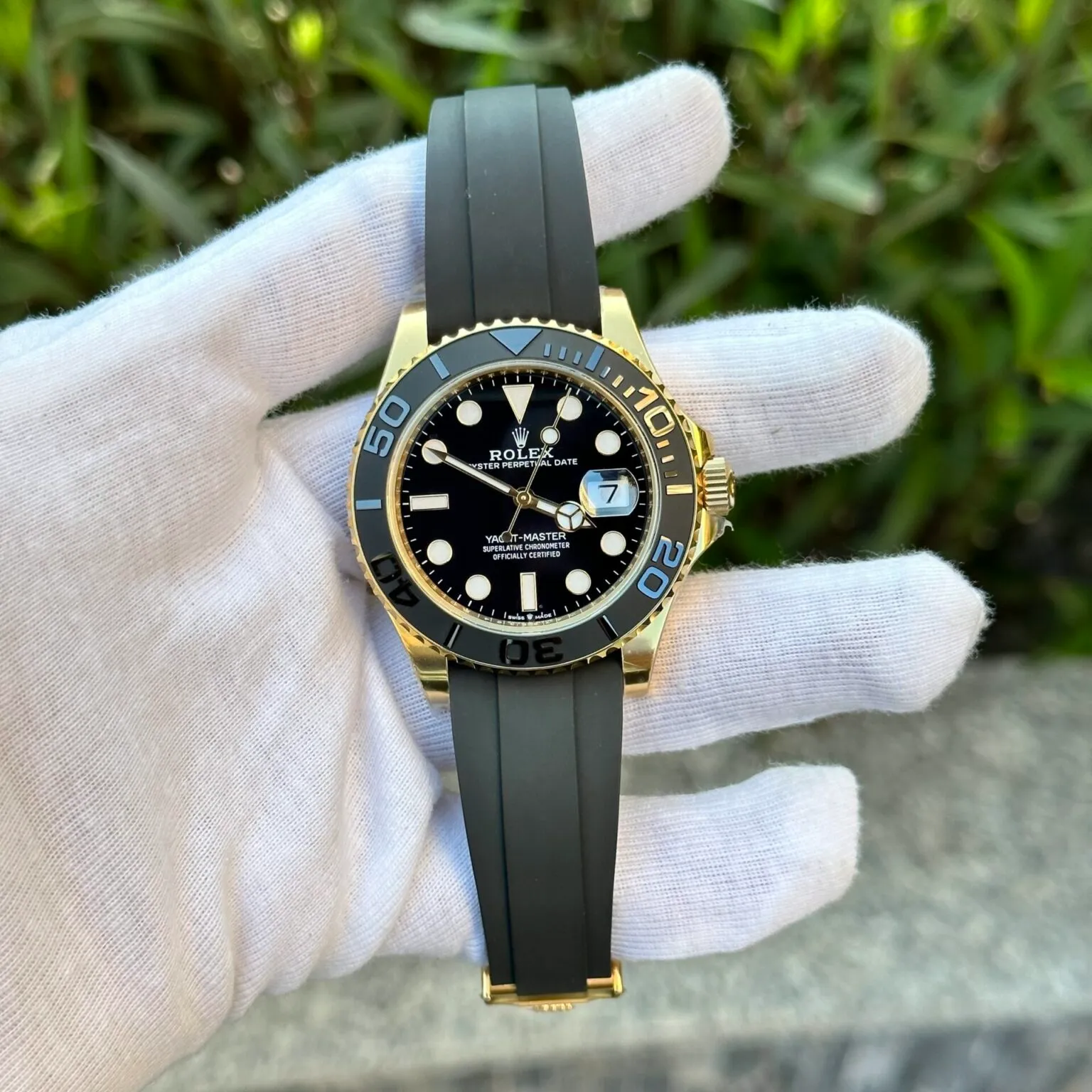 Yacht-Master schwarzes Zifferblatt Gelbgold Oysterflex Armband
