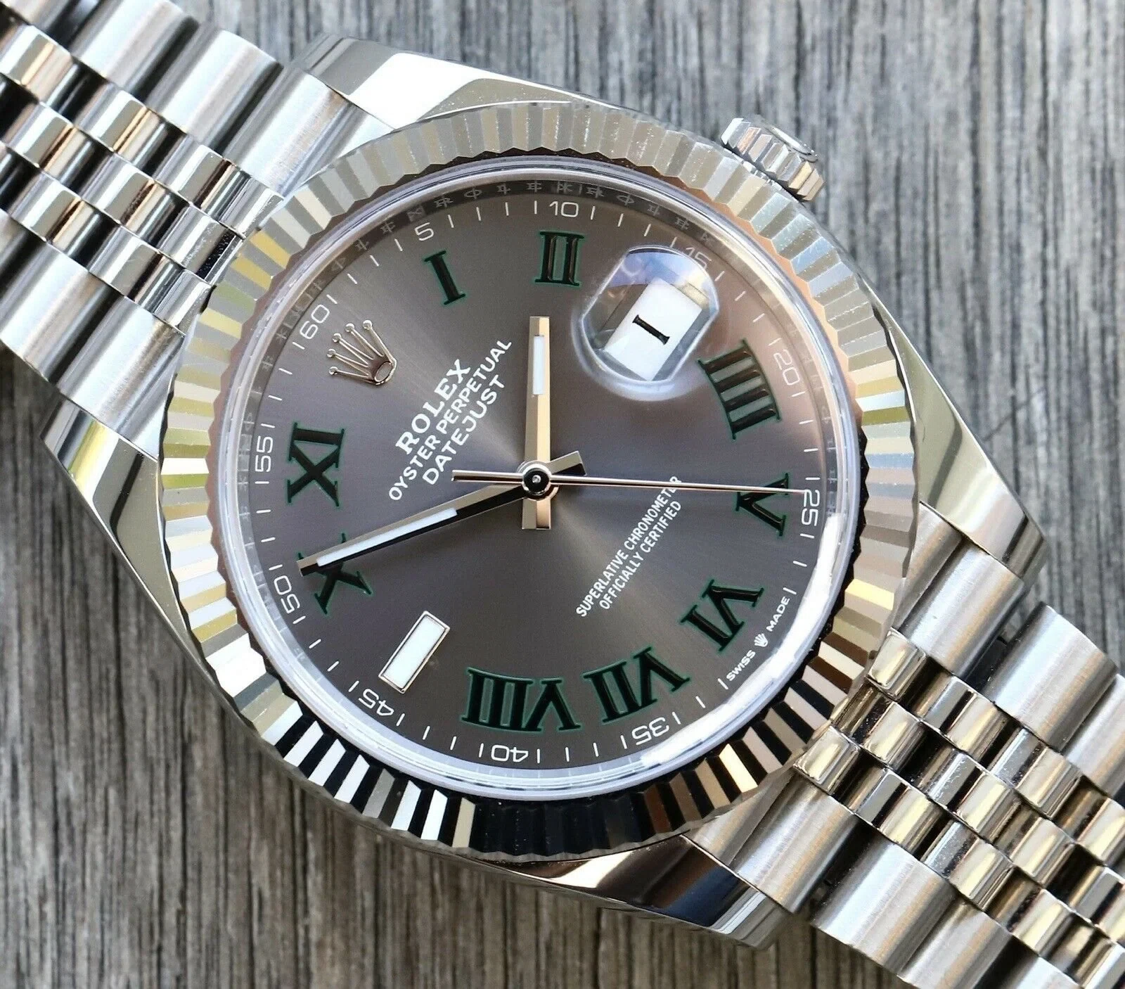 Superclone Datejust rhodiumfarbenes Zifferblatt 126334 "Wimbledon" Geriffelt / Jubilee Schrägansicht