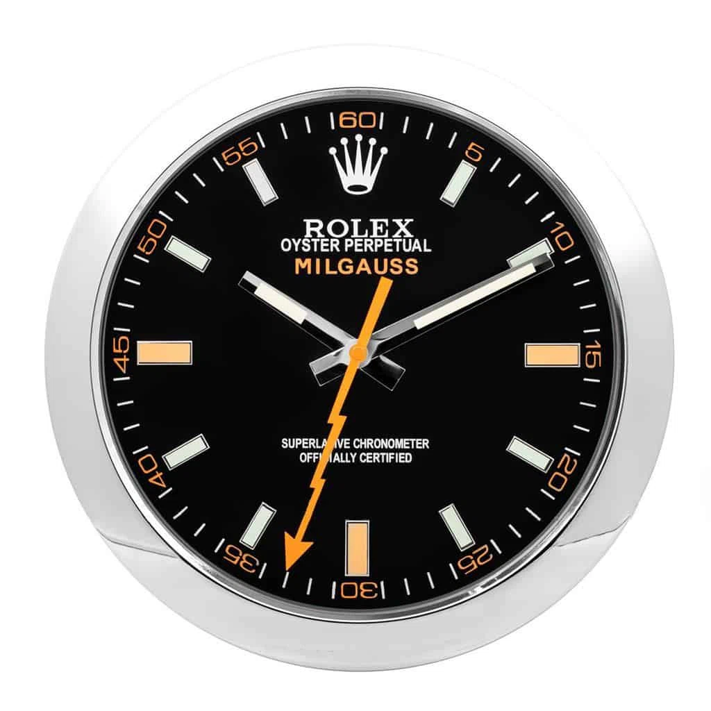 Wanduhr – MILGAUSS Schwarz/Orange Schrägansicht