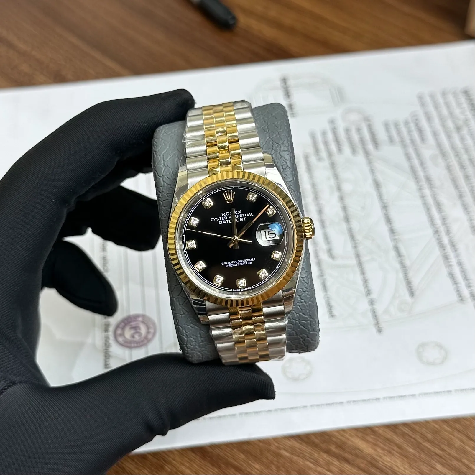 Datejust schwarzes Zifferblatt Geriffelt Lünette Two Toned Jubilee Armband