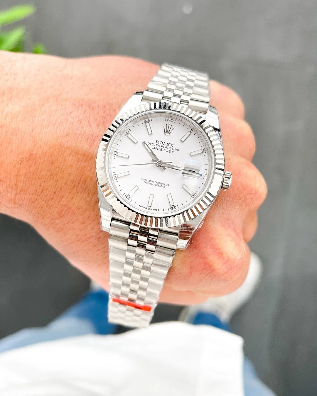 Datejust weißes Zifferblatt 126334 Jubilee Geriffelt Schrägansicht
